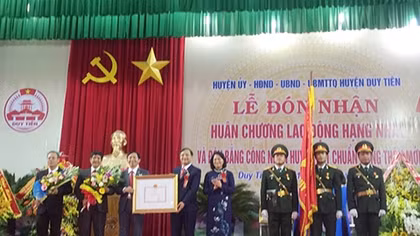 Duy Tiên đón nhận Huân chương Lao động hạng Nhất và huyện đạt chuẩn Nông thôn mới