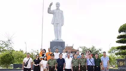 Bệnh viện 19-8 báo công dâng Bác