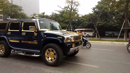 Nữ tài xế lái xe dát vàng ở Hà Nội gây xôn xao