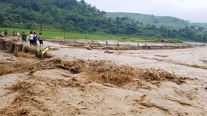 Mưa to kéo dài, miền Trung cảnh báo lũ quét, sạt lở đất