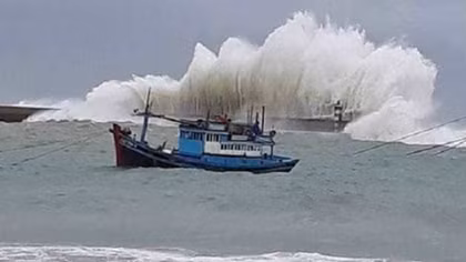 Bão Vamco đổ bộ Biển Đông, biển động dữ dội