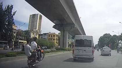 Hai thanh niên đi xe máy "làm xiếc" trên đường phố Hà Nội