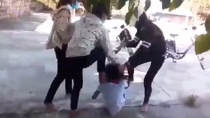 Học sinh đánh bạn rồi quay clip đăng Facebook