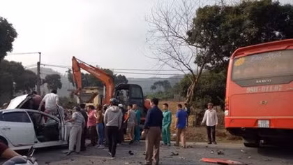 Hai bố con kẹt cứng trong ô tô sau tai nạn