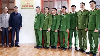 Bàn giao nhà tình nghĩa tặng cán bộ Trại giam Xuân Hà 