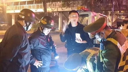 Không bằng lái, tài xế livestream khi bị Cảnh sát kiểm tra nồng độ cồn