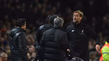 Vì sao Mourinho và Klopp khẩu chiến?