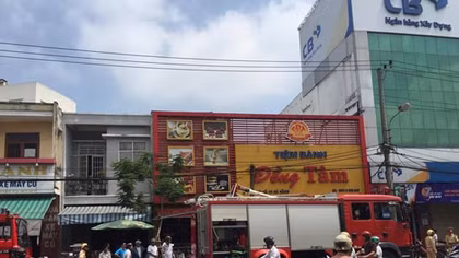 Chập điện, tiệm bánh mỳ ở Đà Nẵng bị thiêu rụi giữa trưa