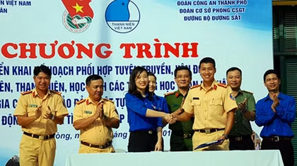 Phối hợp tuyên truyền pháp luật về an toàn giao thông cho học sinh
