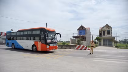 CSGT Thanh Hóa đội nắng xử lý xe vi phạm trên QL1A