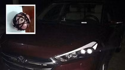 Phát hiện quả mìn có dây cháy chậm đang cháy dưới gầm xe ô tô