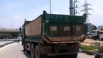 Xe tải cuốn xe máy vào gầm, 1 người thương nặng