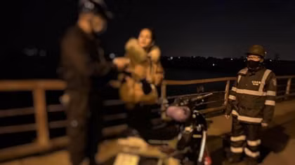 Chốt kiểm dịch kịp thời cứu cô gái nhảy cầu Long Biên