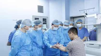 Ca ghép tay từ người cho sống đầu tiên trên thế giới được thực hiện như thế nào?