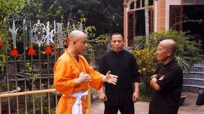 Cuộc đời kỳ lạ của cậu bé sống lại dưới huyệt mộ
