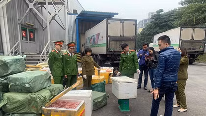 Ngăn chặn 2 xe container thực phẩm lậu "xâm nhập" Hà Nội