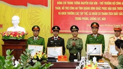 Bộ Công an hỗ trợ 3 tỷ đồng cho CBCS và nhân dân vùng lũ Quảng Bình