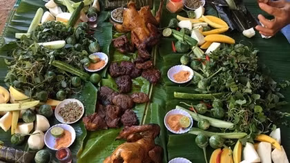 Độc đáo bánh chưng nhân cá suối