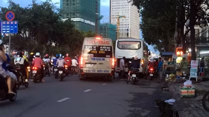 “Xe dù, bến cóc” gây ùn tắc giao thông
