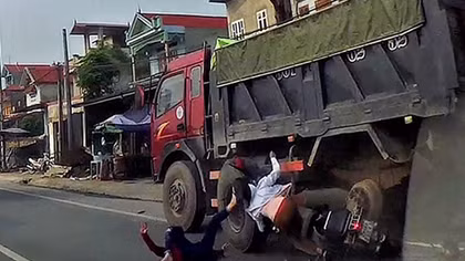 Trổ tài lạng lách, hai thiếu nữ lao đầu vào ô tô