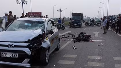 Xe máy chở 2 thanh niên tan tành xác pháo sau cú đâm trực diện taxi