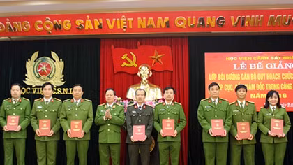 Bế giảng lớp bồi dưỡng chức danh lãnh đạo cấp Cục, Giám đốc trong CAND 2016