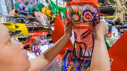 Rằm tháng 7 ghé thăm ngôi làng kiếm sống nhờ... "cõi âm"