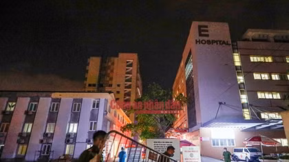 Cận cảnh Bệnh viện E bị phong tỏa trong đêm