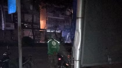 Nam thanh niên chạy SH tự đâm vào trạm xe buýt trọng thương