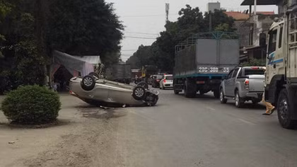 Ô tô lấn làn tông vào xe khác rồi lật chắn ngang đường