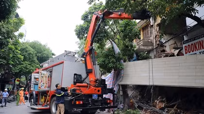 Hiện trường tan hoang nơi ngôi nhà bị sập trên phố Hàng Bông