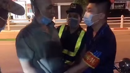 Gã đàn ông đầu tóc “sành điệu” lộ ra ma túy tại chốt 141