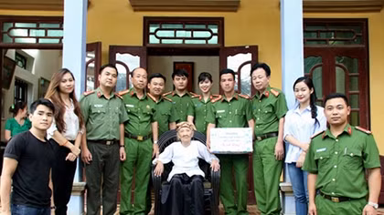 Thăm hỏi, tặng quà gia đình Bà mẹ Việt Nam Anh hùng, thân nhân liệt sỹ