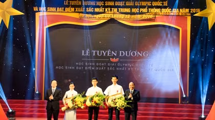 Biểu dương thành tích của đoàn học sinh xuất sắc nhất năm 2016