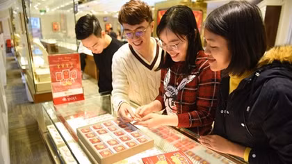 Mua vàng ngày Vía Thần tài: Vui thôi, đừng vui quá!