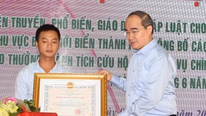 Tặng Huân chương Dũng cảm cho thuyền viên tàu Phú Quý 2 cứu người trên sông Hàn