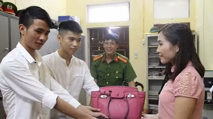Hành động đáng biểu dương của 2 học sinh lớp 12 trước giờ khai giảng