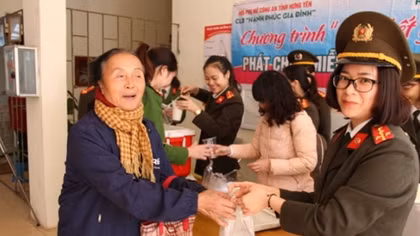 Câu lạc bộ "Hạnh phúc gia đình" với hoạt động chia sẻ yêu thương