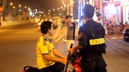 2 đối tượng dùng mũ bảo hiểm tấn công CSCĐ rồi bỏ chạy