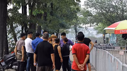 Vé trận bán kết được cò đẩy lên 8 triệu bán trước cổng VFF