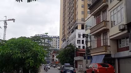 Nhồi nhét chung cư trong phố nhỏ khiến người dân “ngộp thở”