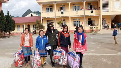 Học viện ANND mang áo ấm đến với các em học sinh nghèo