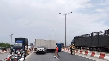 Cầu Thanh Trì kẹt cứng hàng cây số vì xe tải đè bẹp xe con, chắn ngang mặt cầu