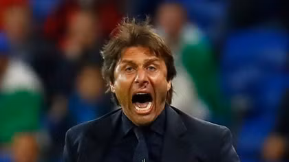 HLV Conte đổ máu vì chiến thắng của Italia