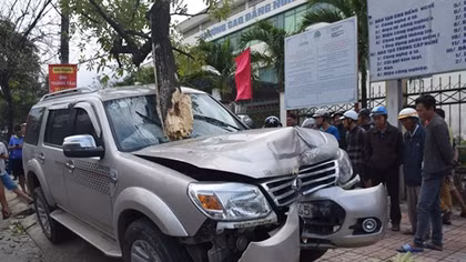 Khởi tố tài xế ô tô tông 2 mẹ con thương vong khi chờ xe buýt