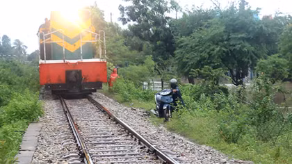Tránh lũ trên đường ray, dân cuống cuồng thoát thân vì tàu đến