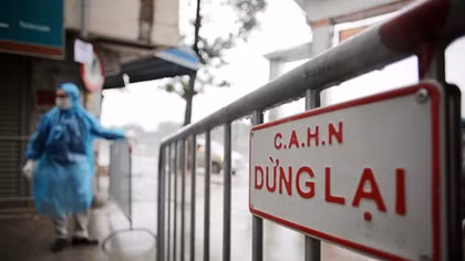 Lập chốt lối ra vào khu dân cư để chống COVID-19