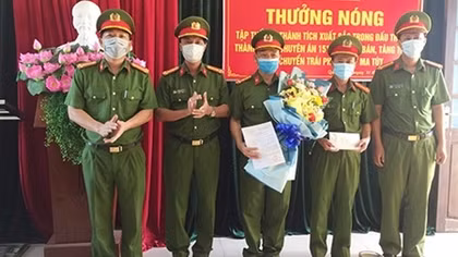Khen thưởng thành tích đột xuất hai tập thể phá án ma túy