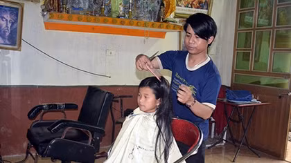 Người thợ cắt tóc "mê" làm từ thiện