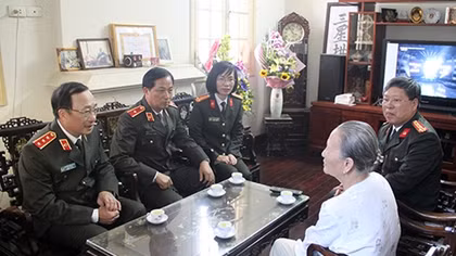 Thứ trưởng Nguyễn Văn Thành thăm và chúc mừng Nhà giáo Phạm Tâm Long
